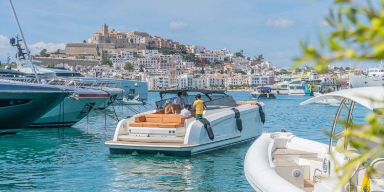 Una embarcación de chárter náutico en el puerto de Ibiza.