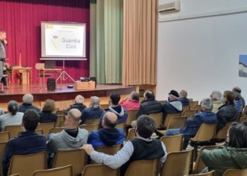 Un momento de la reunión informativa de la Guardia Civil con los vecinos de la parroquia.