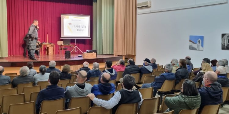 Un momento de la reunión informativa de la Guardia Civil con los vecinos de la parroquia.