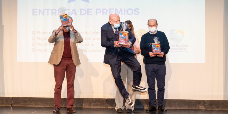 Abel Matutes recoge su premio en el Foro del Turismo