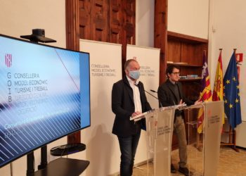 El director general de Modelo Económico y Empleo, Llorenç Pou, con el conseller de Trabajo, Iago Negueruela.