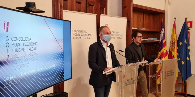 El director general de Modelo Económico y Empleo, Llorenç Pou, con el conseller de Trabajo, Iago Negueruela.