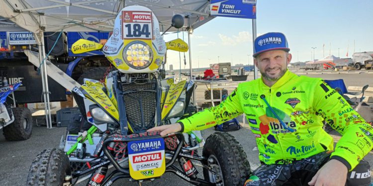 Toni Vingut junto a su quad en Arabia Saudí. Imagen de Ingin Ibiza.