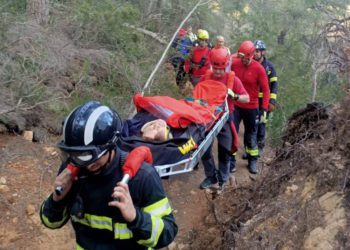Imagen de archivo del porteo de un herido por parte de los bomberos.