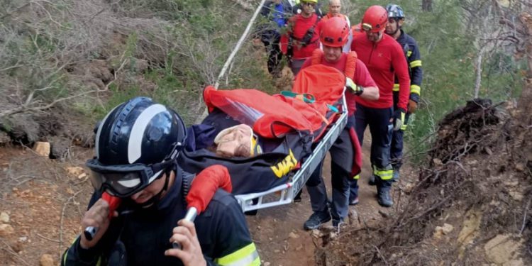 Imagen de archivo del porteo de un herido por parte de los bomberos.