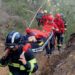 Imagen de archivo del porteo de un herido por parte de los bomberos.