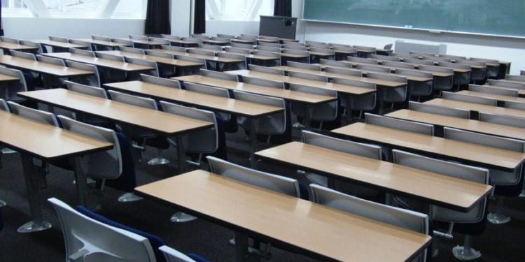 Imatge d'arxiu d'una aula.