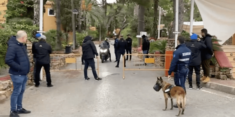 Miembros de Desokupa,  ayer en Punta Arabí.