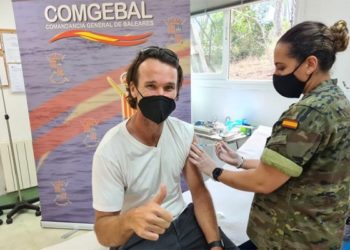 Carlos Moyá recibe la vacuna de personal militar sanitario en una imagen de archivo. Foto Ejército Gobierno de España