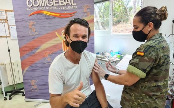 Carlos Moyá recibe la vacuna de personal militar sanitario en una imagen de archivo. Foto Ejército Gobierno de España