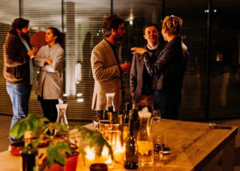 Reunión de compañeros de trabajo en Navidad. Foto Pixlr