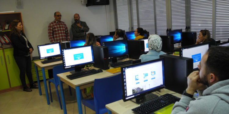 Imagen de archivo de un aula.