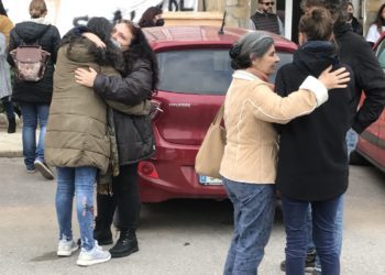 Afectados por el desalojo el día que tenían que dejar sus viviendas de los Don Pepe porque expiraba el plazo. L. F. A.