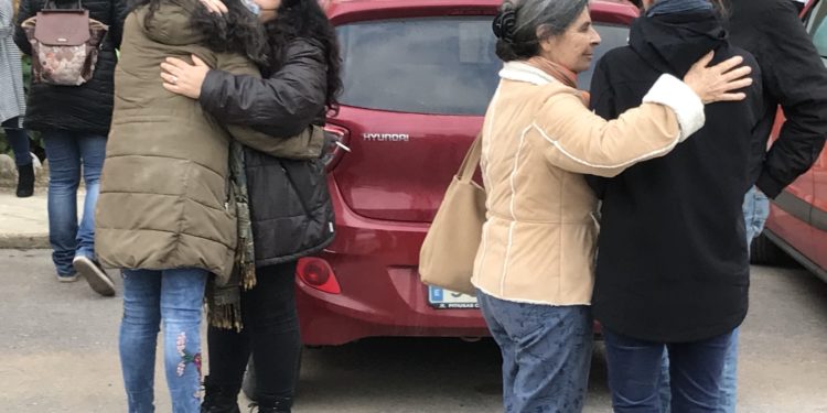 Afectados por el desalojo el día que tenían que dejar sus viviendas de los Don Pepe porque expiraba el plazo. L. F. A.