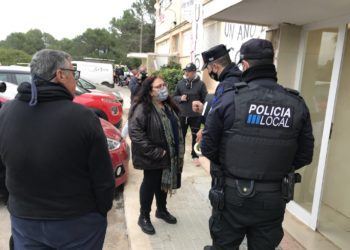 Silvia Hernandez, portavoz vecinal, habla con la Policía Local de Sant Josep esta mañana durante el desalojo.