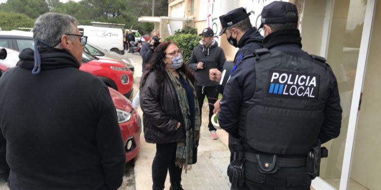Silvia Hernandez, portavoz vecinal, habla con la Policía Local de Sant Josep esta mañana durante el desalojo.
