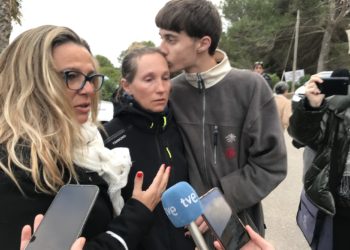 El hijo de Terje Heinoja la consuela mientras habla con los medios, entre lágrimas junto a otra vecina de los Don Pepe