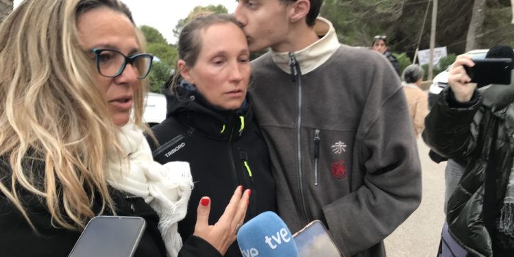 El hijo de Terje Heinoja la consuela mientras habla con los medios, entre lágrimas junto a otra vecina de los Don Pepe