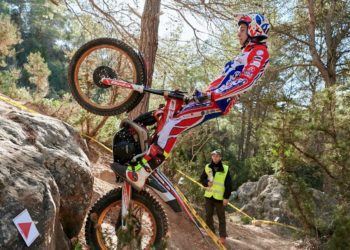 Uno de los pilotos ataca un obstáculo. Fotos: Jon Izeta