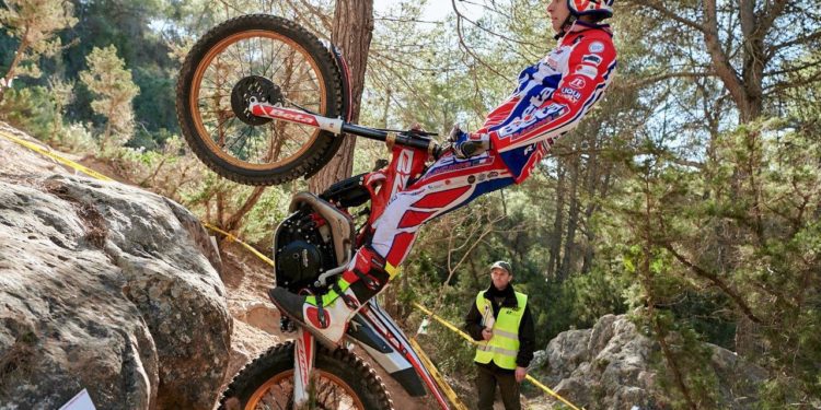 Uno de los pilotos ataca un obstáculo. Fotos: Jon Izeta