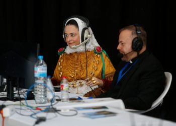 Josep Lluis Mollá Ferrer, a la derecha de la imagen, en la retransmisión de la toma de posesión de Vicent Ribas como obispo de Ibiza. Foto Toni Escobar
