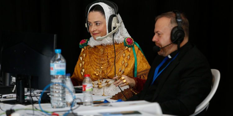 Josep Lluis Mollá Ferrer, a la derecha de la imagen, en la retransmisión de la toma de posesión de Vicent Ribas como obispo de Ibiza. Foto Toni Escobar