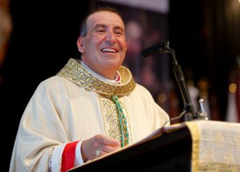 Gesto de alegría del nuevo obispo de Ibiza, Vicente Ribas Prats, durante su homilía. Foto Toni Escobar