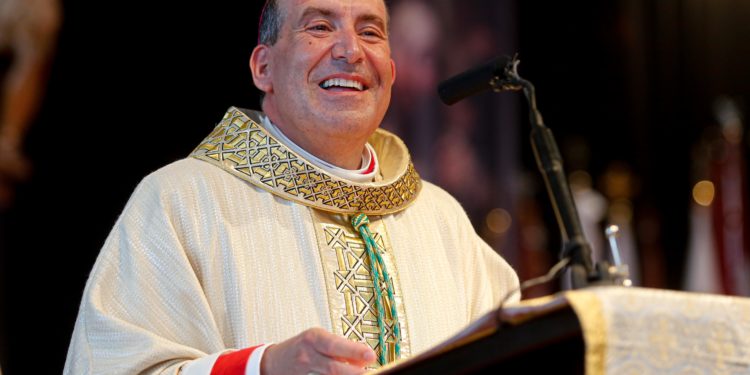 Gesto de alegría del nuevo obispo de Ibiza, Vicente Ribas Prats, durante su homilía. Foto Toni Escobar
