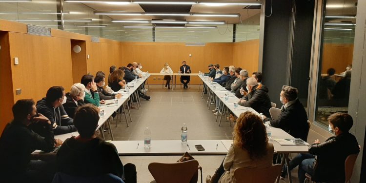 Firma de los convenios de cesión de instalaciones y las ayudas a los clubes por valor de más de 142.000 euros para las escuelas deportivas de la temporada 2021-22.