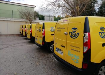 Imagen de archivo de furgonetas de Correos.