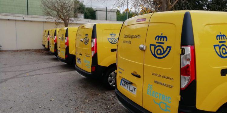 Imagen de archivo de furgonetas de Correos.