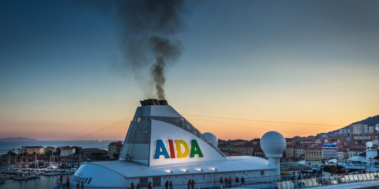 El crucero Aida, uno de los que frecuenta el puerto de Ibiza. Imagen de Pixabay