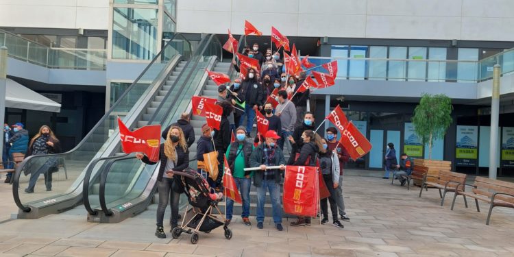 Protesta de esta mañana ante las oficinas del SEPE en Ibiza.
