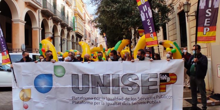 Imagen de archivo de una protesta de funcionarios ante el Parlament balear. Unisep.