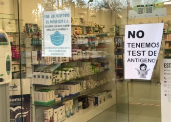 Una farmacia de Ibiza con los test de antígenos agotados.