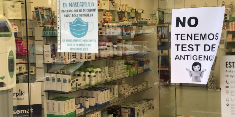 Una farmacia de Ibiza con los test de antígenos agotados.