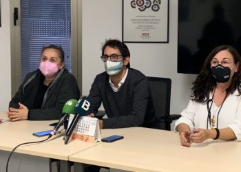 El conseller de Trabajo Iago Negueruela, en una imagen de archivo junto con representantes de UGT y CCOO en las Pitiusas. Toni Escandell.