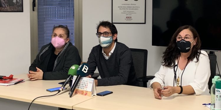 El conseller de Trabajo Iago Negueruela, en una imagen de archivo junto con representantes de UGT y CCOO en las Pitiusas. Toni Escandell.