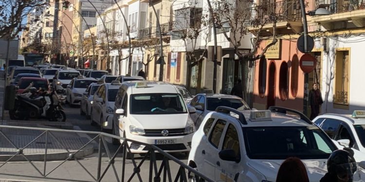Caravana de esta mañana en la avenida España.
