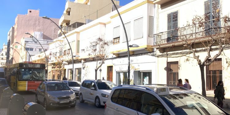 Imagen de archivo de taxis legales en el centro de Ibiza. Foto: Noudiari.