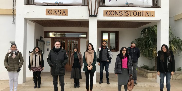 Presentación de las personas contratadas por el programa Soib Reactiva en el Consell de Formentera, con la presencia de la presidenta Ana Juan, en el centro de la imagen.