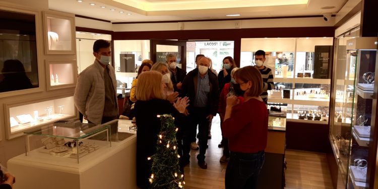 En la imagen, Carmen Colomar (derecha) junto a su hermana (izquierda) recibe el aplauso de sus vecinos y de los representantes del Ayuntamiento.