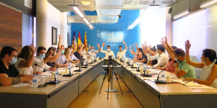 Imatge d'arxiu d'un ple municipal a Sant Antoni.
