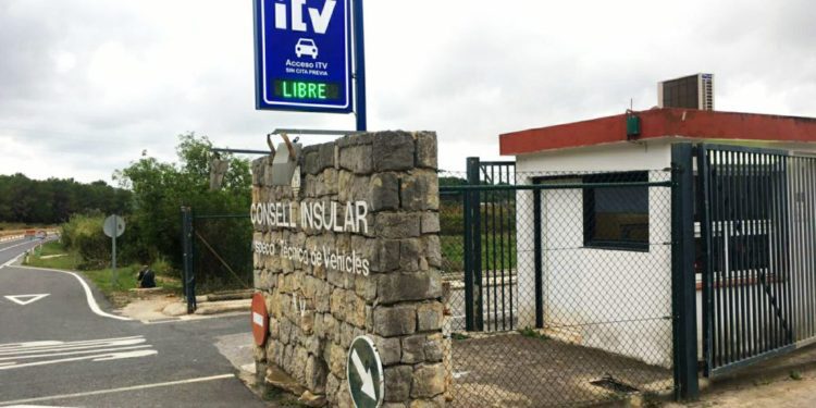 Entrada de la ITV situada en Santa Gertrudis.