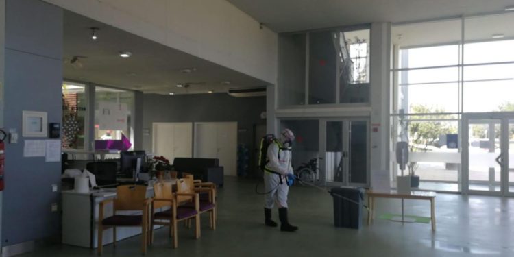 Imagen de archivo de una desinfección por Covid en Can Blai.