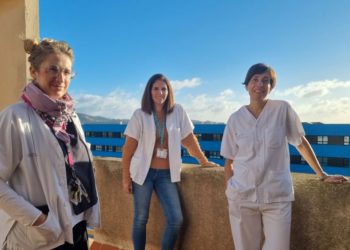 Maria Costa, coordinadora, a la izquierda de la imagen; Irina Escandell, en el centro y a la derecha la enfermera Ángela Caballo.