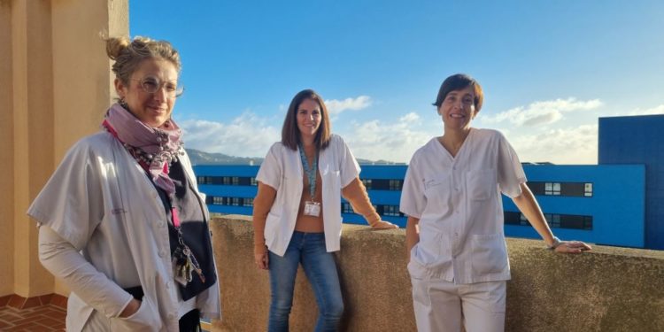 Maria Costa, coordinadora, a la izquierda de la imagen; Irina Escandell, en el centro y a la derecha la enfermera Ángela Caballo.