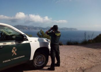 Imagen de archivo de un agente y un vehículo de la Guardia Civil.
