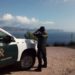 Imagen de archivo de un agente y un vehículo de la Guardia Civil.