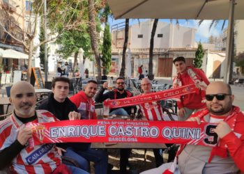 Imagen de los aficionados asturianos desplazados a Ibiza. Foto de redes de la Peña Sportinguista Enrique Castro Quini BCN